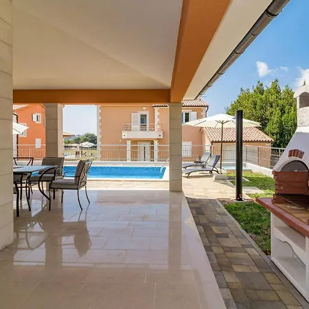 Three-bedroom Holiday In Pola