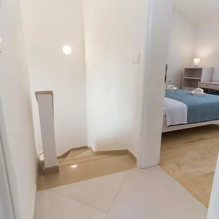 Three-bedroom Holiday In Póla