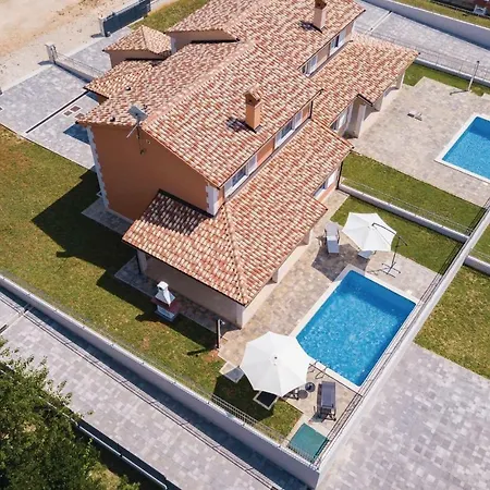Three-bedroom Holiday In Nyaraló Póla