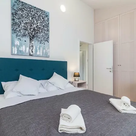 Three-bedroom Holiday In Póla