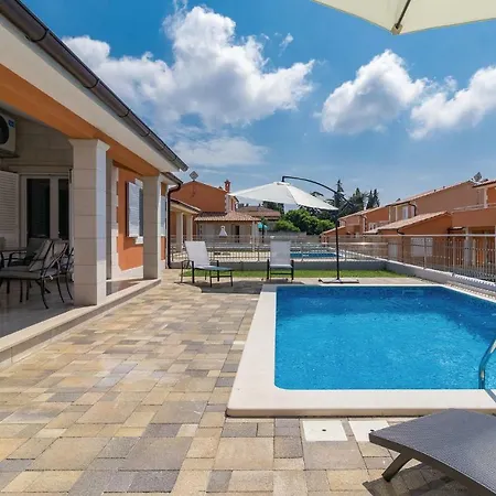 Three-bedroom Holiday In Nyaraló Póla