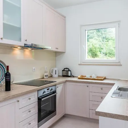Three-bedroom Holiday In Póla