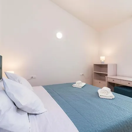 Nyaraló Three-bedroom Holiday In *